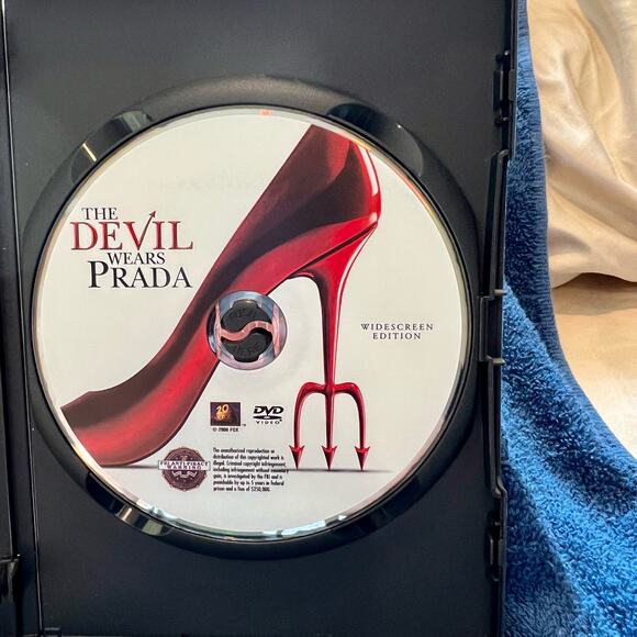 "The Devil Wears Prada" DVD - Picture 3 of 3
